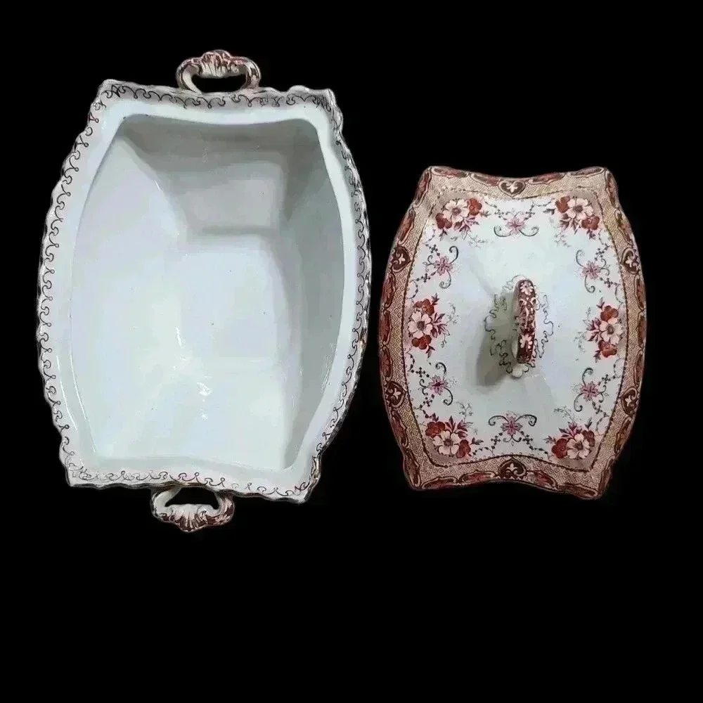 Oval covered vegetable dish *antique*